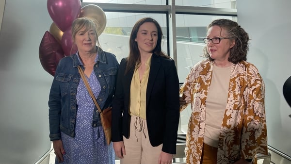 Tori Towey (C) with her mother Caroline (R) and aunt Ann Flynn (L) at Dublin Airport